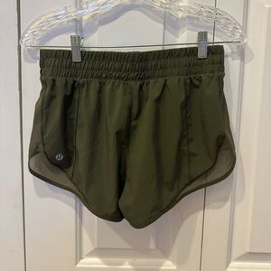 Lululemon low rise hotty hot shorts unlined 2.5” dark green size 6